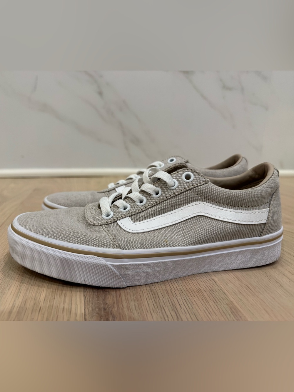 Women’s Vans 7.5 Old Skool Retro Sneakers Tan Canvas